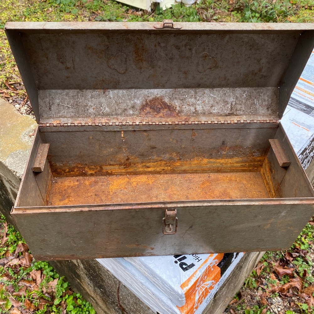 Metal tool box